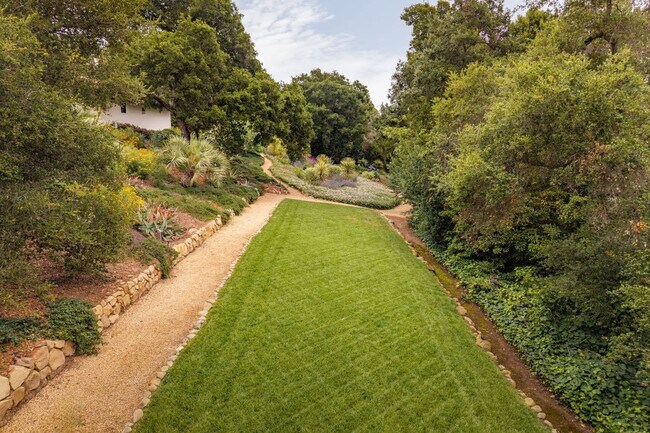 Building Photo - Leafy Montecito