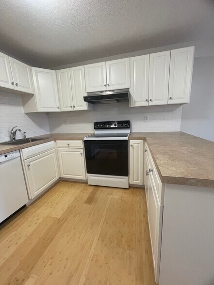 Building Photo - 2400 Harbor View Dr