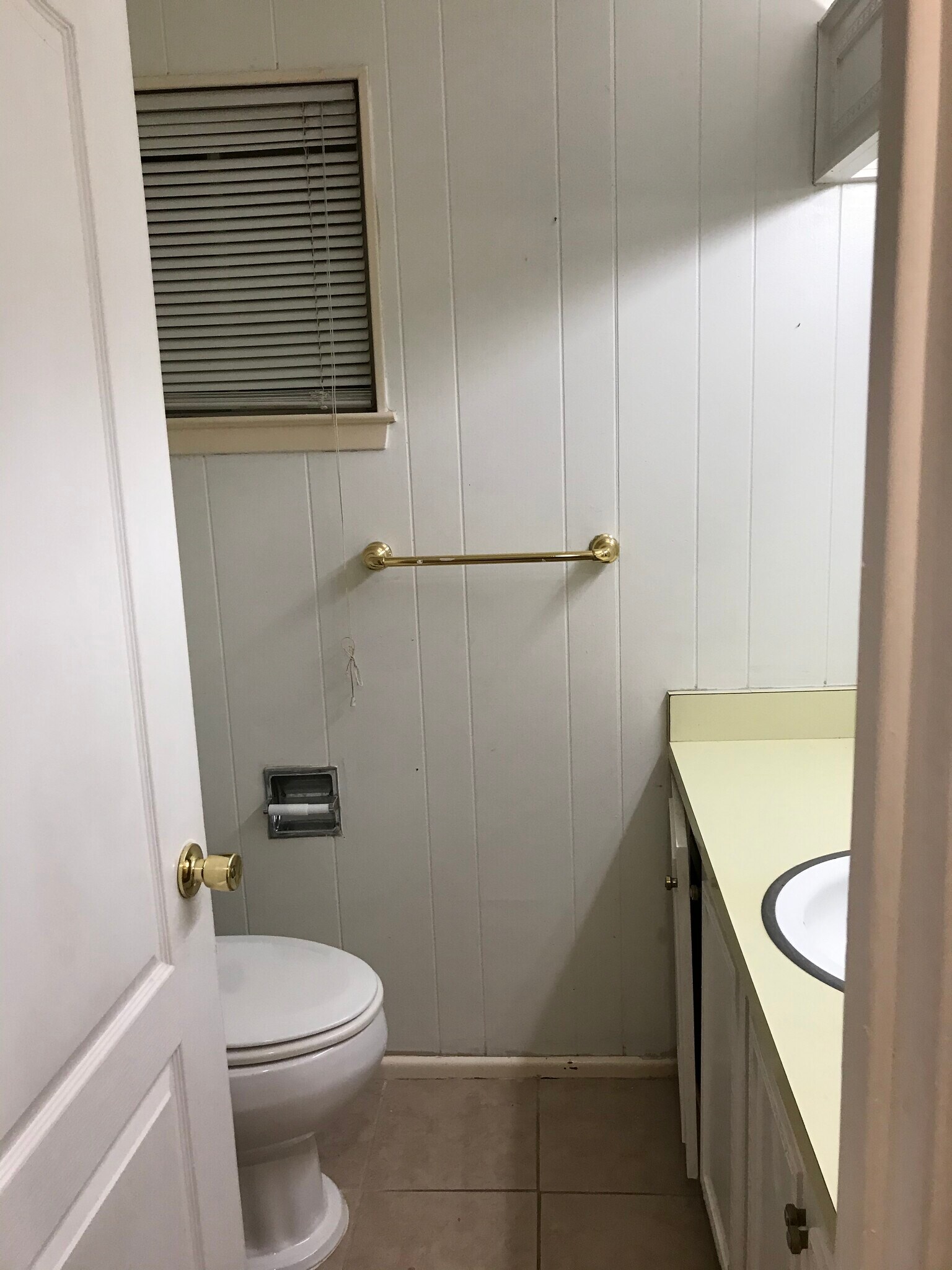 Upstairs bathroom - 9306 Fernglen Dr