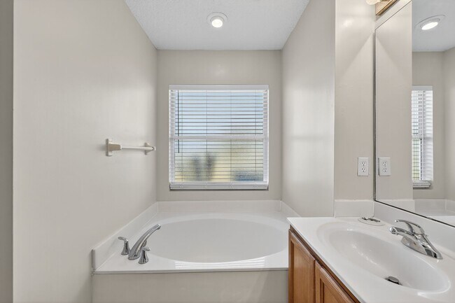 Building Photo - 9205 Redtail Dr