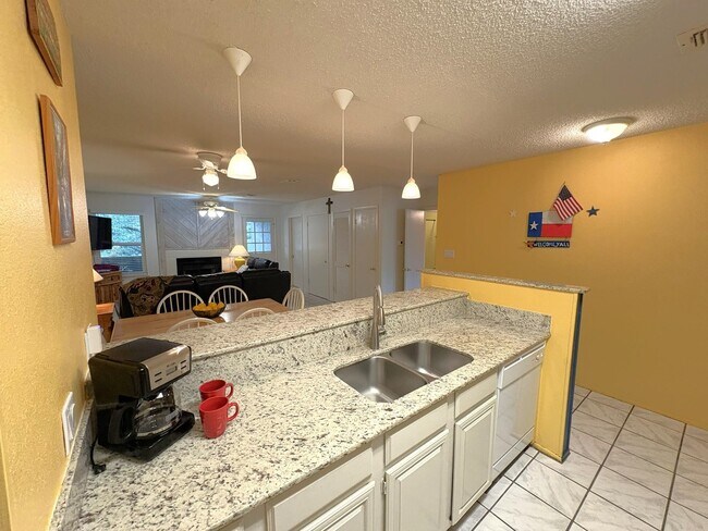 Building Photo - 604 Highcrest Dr