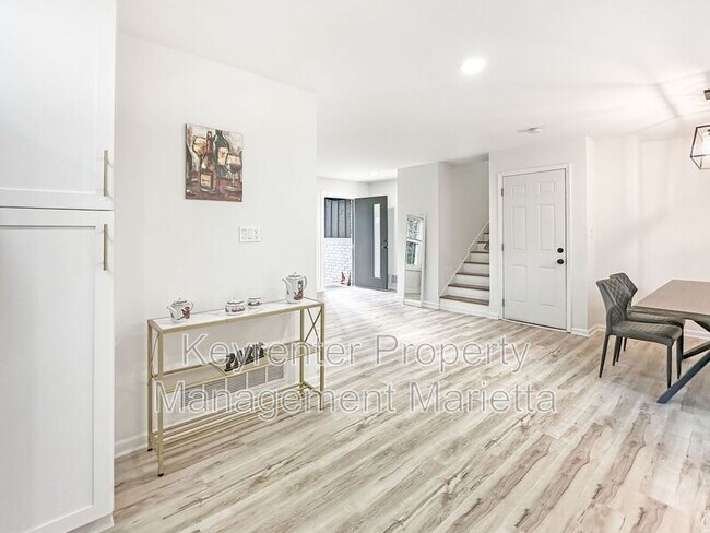 Building Photo - 651 Inglis Dr S E