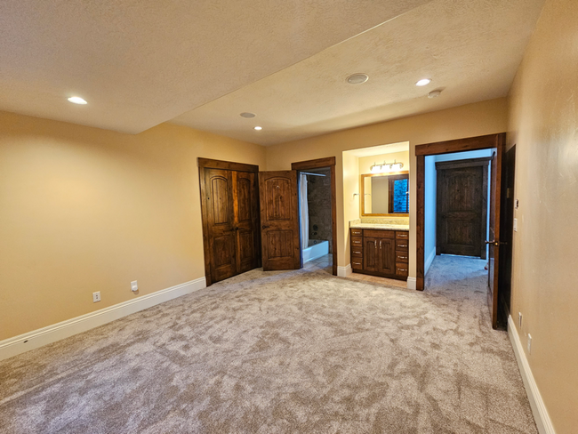 Building Photo - 738 Deer Hollow Rd