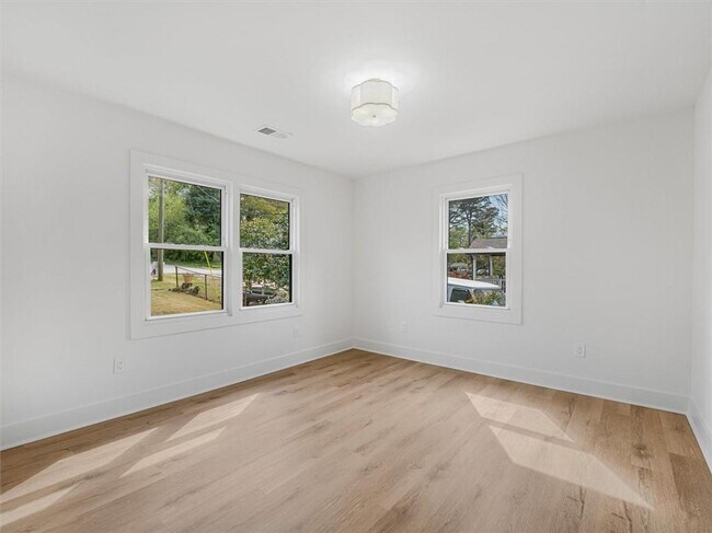 Building Photo - 960 Pine Forest Dr SW