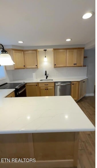 Building Photo - 212 Oak Rd