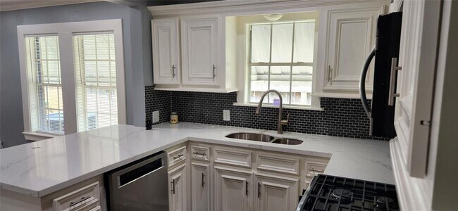 Building Photo - 5733 Dorbrandt St