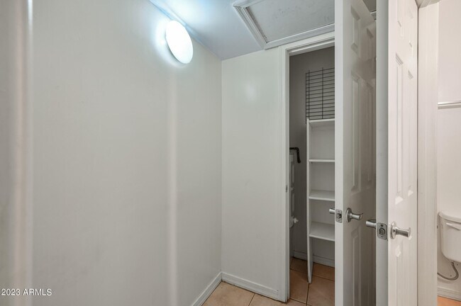 Building Photo - 841 N 6th Ave