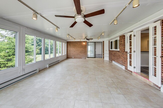 Building Photo - 5 Bed / 3 Bath / deep lot/ 2 driveways and...