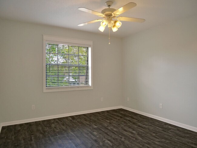 Building Photo - UPDATED 2 Bedroom 2 Bath Woodcrest Condo i...