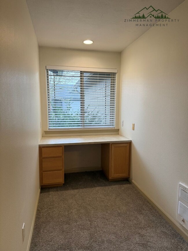 Building Photo - Updated 2 Bedroom, 2 bath Duplex in Springfield