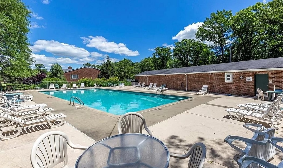 Building Photo - 6970 Carriage Hill Dr