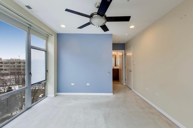 Building Photo - 1720 Oak Ave