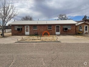 Building Photo - Charming 1 bedroom 1 bathroom duplex.