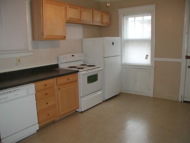 Kitchen - 3905 Dunnica Ave