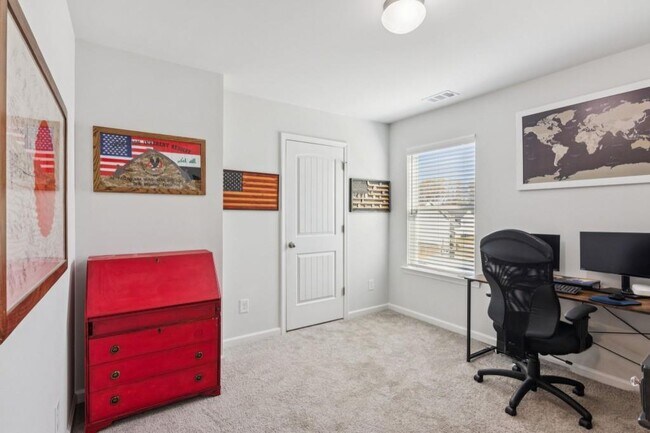 Building Photo - 566 Skye Dr