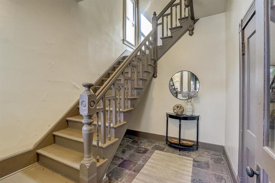 Entryway - 1512 E Irving Plz