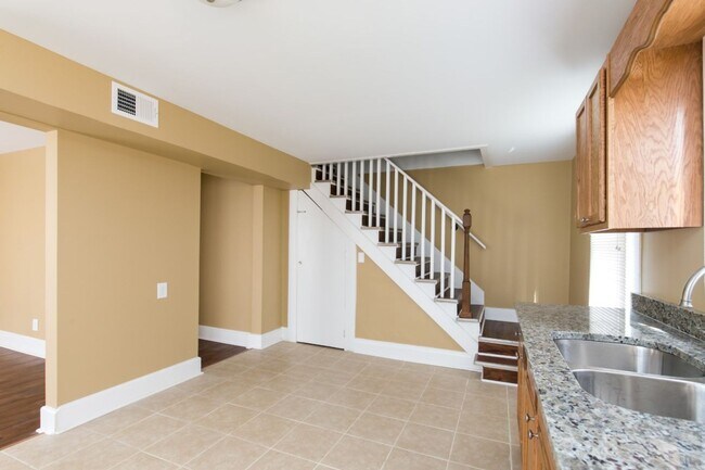 Building Photo - Cute, Clean & Completely Renovated