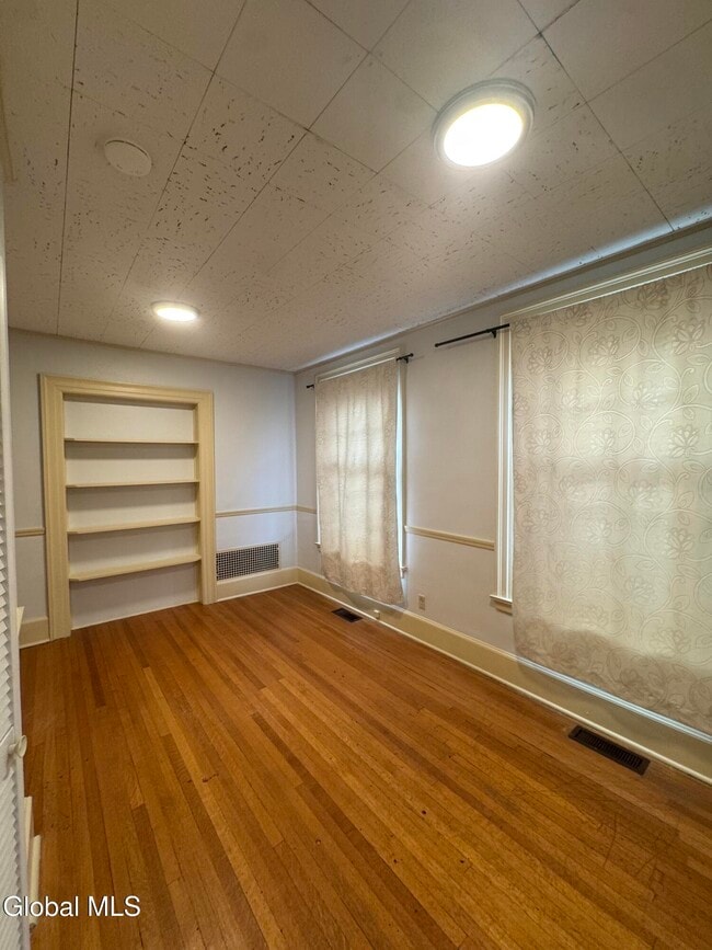 Building Photo - 133 S Lake Ave