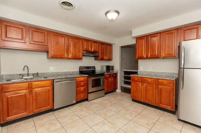 Building Photo - 4 Bed, 2.5 Bath Single Family Home in Winc...