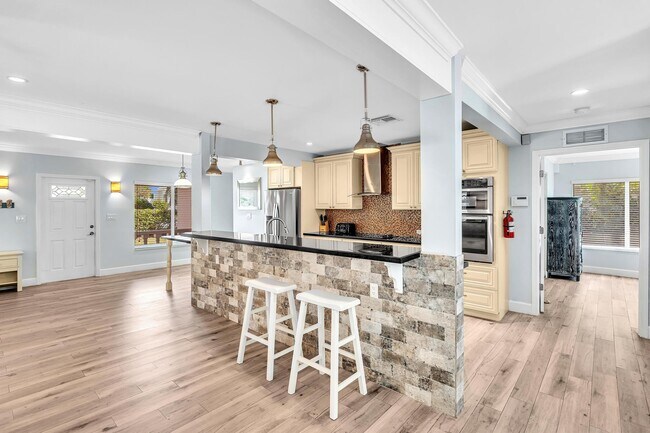 Building Photo - 3204 Beacon St