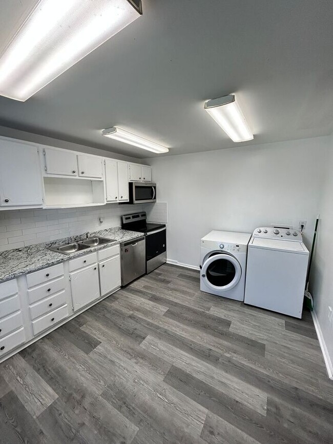 Building Photo - Spacious 4-Bedroom Duplex with Modern Amen...