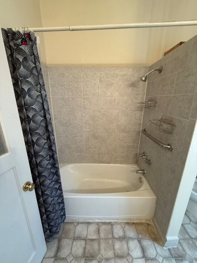 Building Photo - 3 Bedroom 1.5 Bath Downtown Dixon *STAR RENTALS