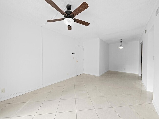 Building Photo - 1 Jacaranda Country Club Dr