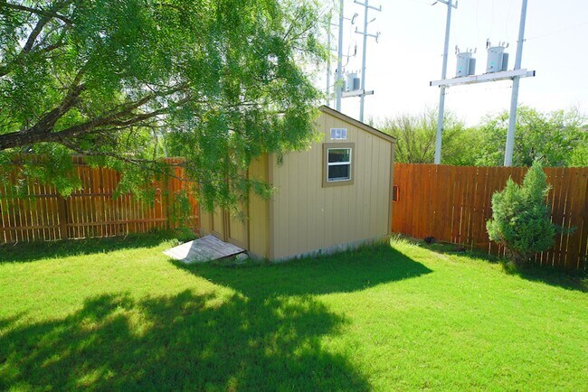 Building Photo - Gorgeous Selma Living with a Inground Pool...