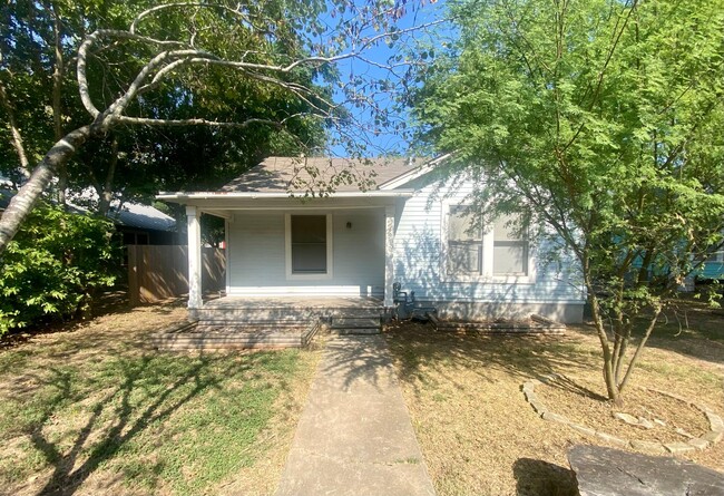 Building Photo - 4 Bedroom in Hyde Park!  Prelease for Augu...