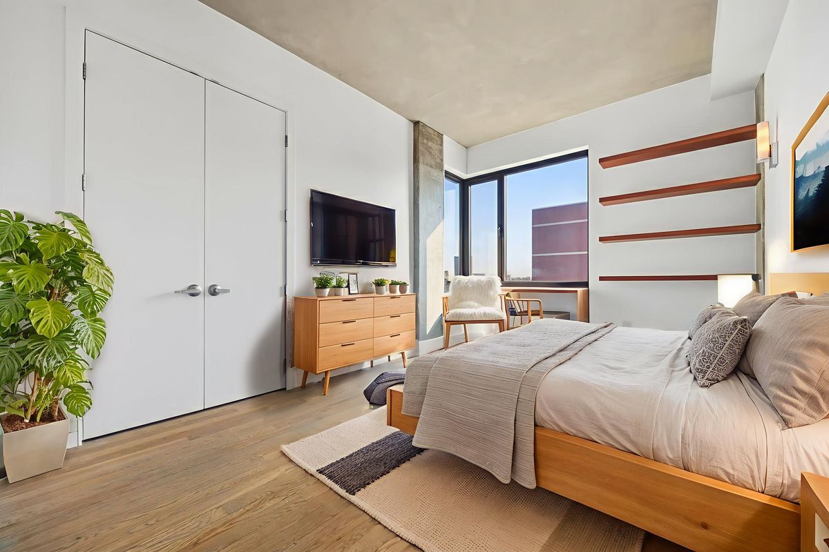 Building Photo - 225 E 138th St