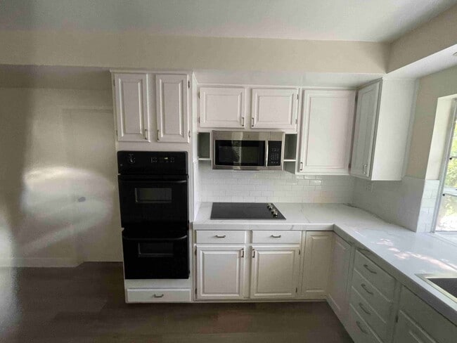 Building Photo - BEAUTIFUL FOUR BEDROOM TWO AND A HALF BATH HOME!