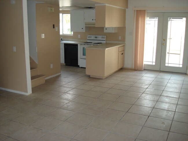 Building Photo - 3 BEDROOM 2BATHROOM PATIO HOME - CERAMIC T...