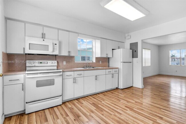 Building Photo - 3841 SW 91 Ave