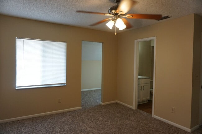 Building Photo - 2 bedroom townhome on Westside Near NAS