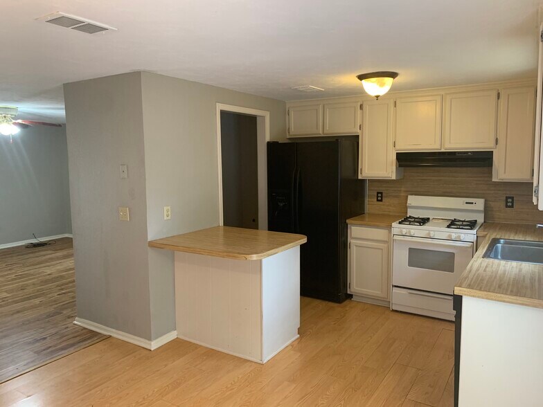 Building Photo - 12500 SW 2nd St