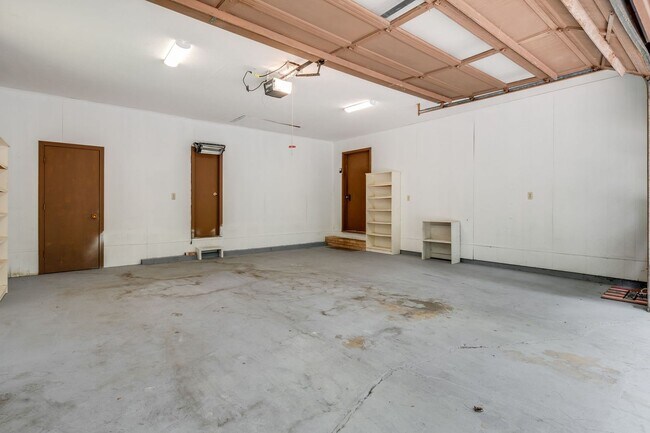Building Photo - 102 Arbor Ln