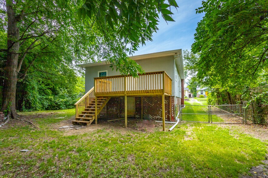 Building Photo - 2511 Oak St