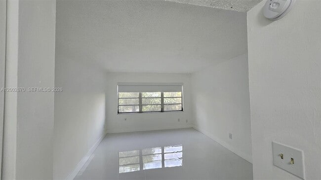 Building Photo - 871 NE 195th St