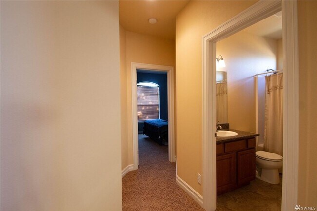 Building Photo - Beautiful 3 bed 2 bath stucco home in a newer area of homes. Just down the street from Park Orcha...