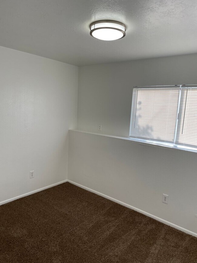 Building Photo - 3-Bedroom 1.5 Bath Twin-Home