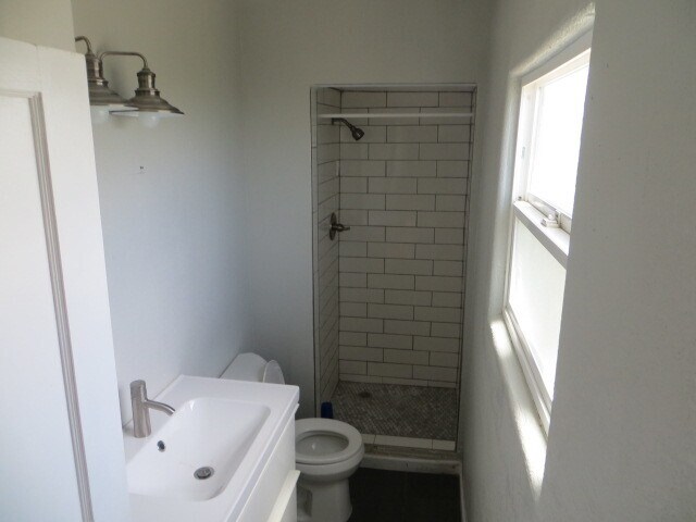 Building Photo - Country Home, 4BR+ Den/2BA, Blt 1960’s - L...