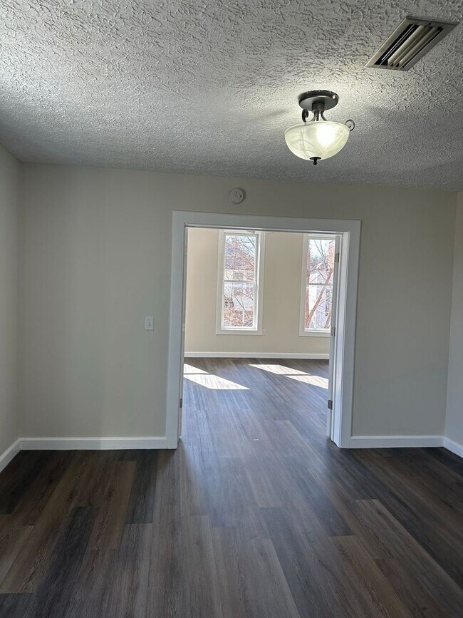 Building Photo - 1024 Main St