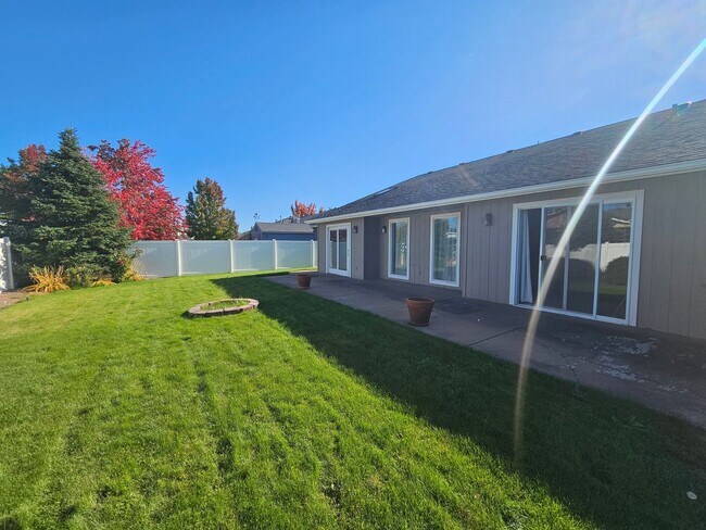 Building Photo - $1,995 - 2 Bed / 2 Bath Beautiful House in North Spokane with Oversized Garage