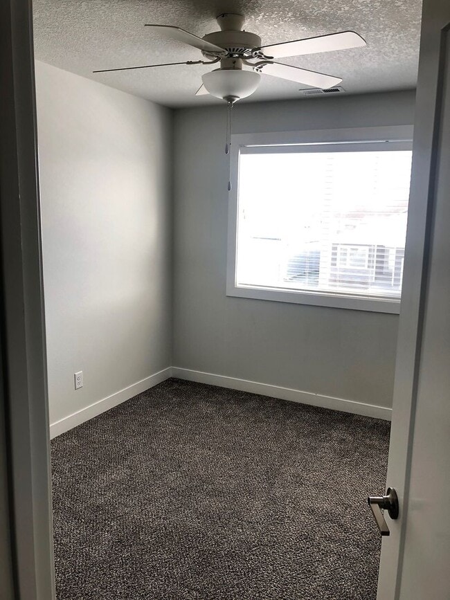 Building Photo - HUGE Single Family Home Available!