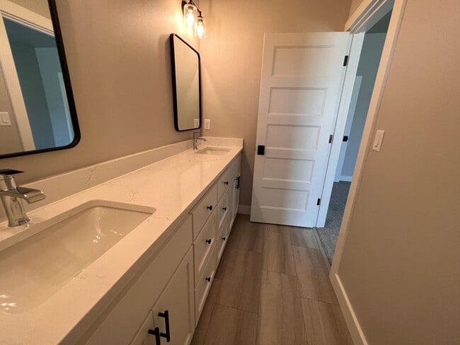 Building Photo - Brand new 3 bedroom home In South Springfi...