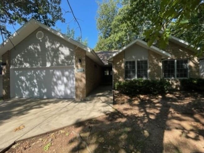Building Photo - Southeast Home, Glendale Schools!