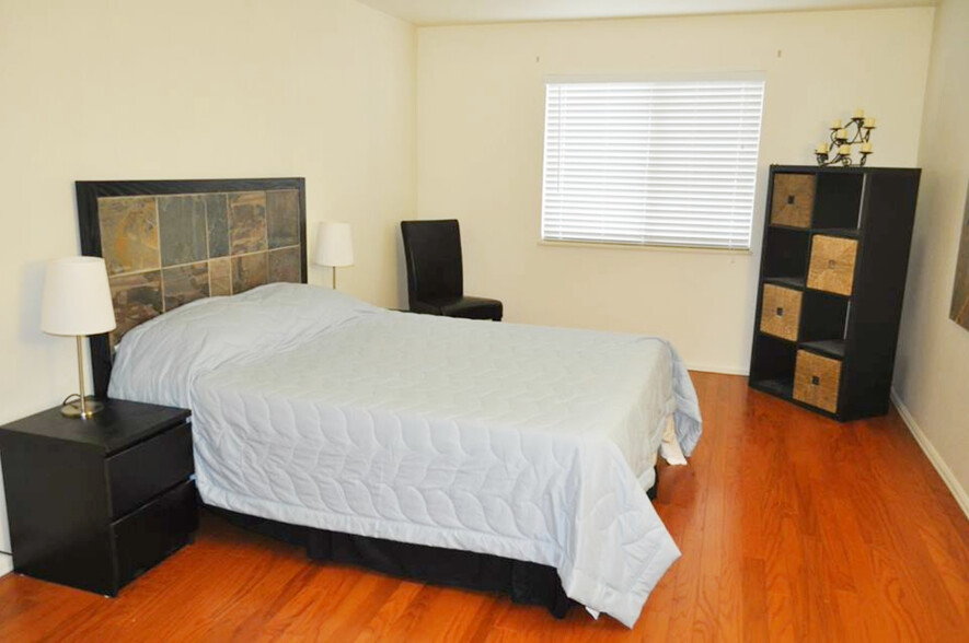 Primary bedroom - 8335 South Fairmount Drive