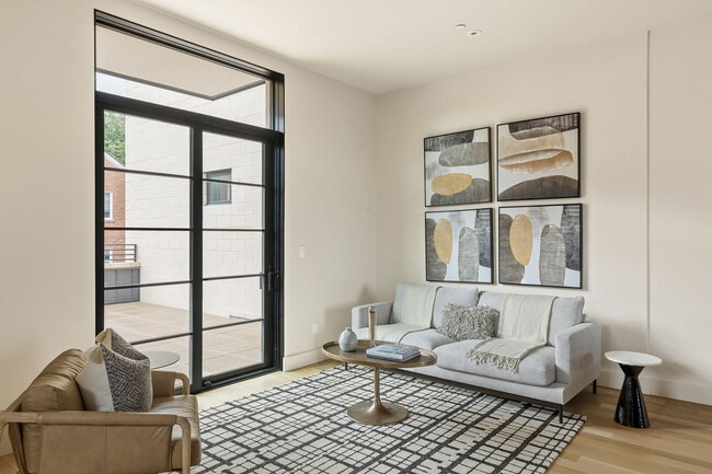 Building Photo - 1325 N Dewey Ave