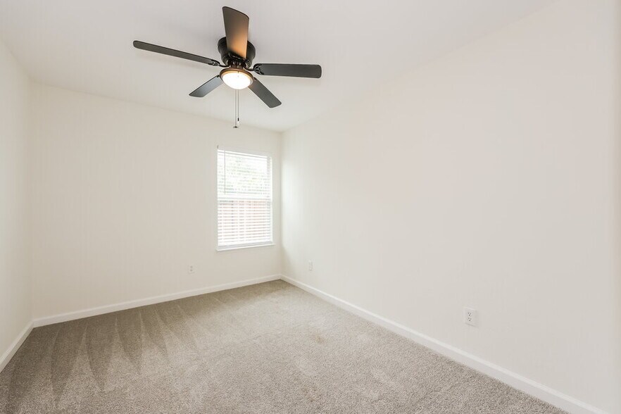 Building Photo - 10701 Many Oaks Dr
