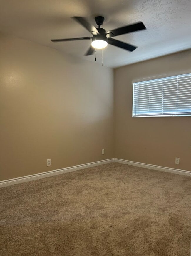 Building Photo - Please call Vaughn Realty, 760-446-6561 to set up an appointment.